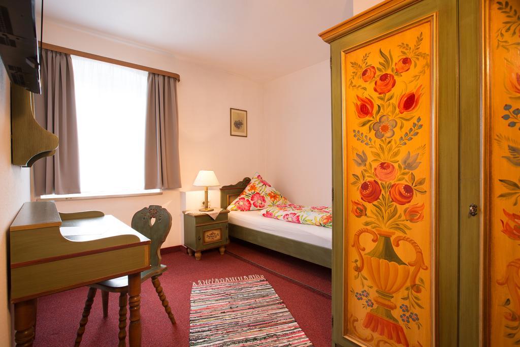 ホテルGasthof Zum Lamm ガルミッシュ・パルテンキルヒェン 部屋 写真